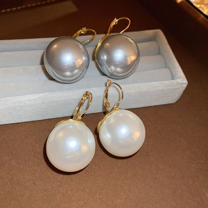 Boucles d'oreilles élégantes à grandes perles grises et blanches avec crochets dorés