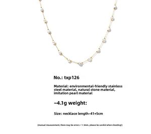Détail d'un collier en acier inoxydable doré avec perles et pierres naturelles