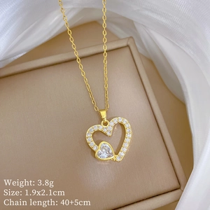 Vue détaillée du collier coeur avec zircone, poids 3,8g et dimensions 1,9x2,1cm