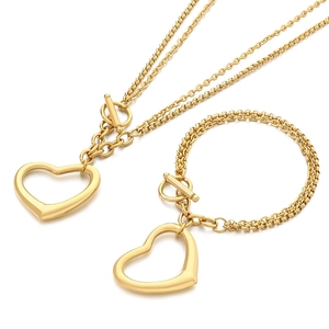 Parure de collier et bracelet dorés à double couche avec pendentifs cœur et fermoirs en T