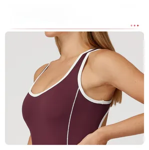 Detailansicht eines burgunderroten Yoga-Bodysuits mit weißen Kontrastpaspeln und Seitennähten