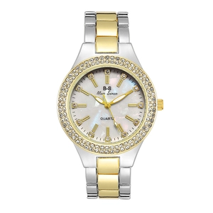 Montre quartz femme avec cadran marbre, lunette cristal et bracelet acier bicolore