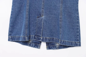 Détail de l'ourlet en denim avec fente et double surpiqûre contrastée orange vif