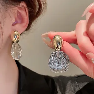 Boucles d'oreilles ovales dorées avec pendentifs coquillages argentés plissés chics