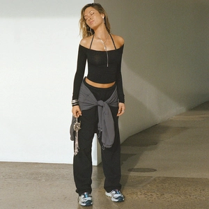 Detail eines schwarzen schulterfreien Halter-Tops mit bauchfreiem Schnitt im Streetstyle