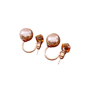 Boucles d'oreilles dorées élégantes avec perle ronde et cristal ambré carré