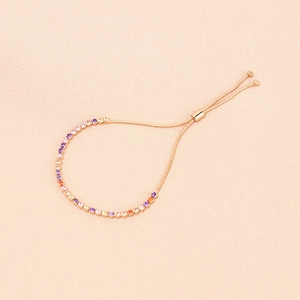 Dettaglio macro del bracciale tennis oro rosa con zirconi colorati e catena regolabile