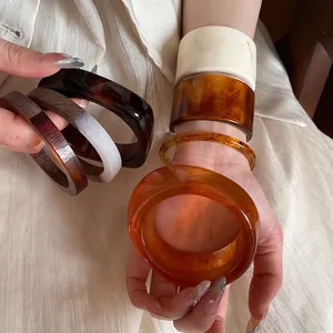 Chic retro resin bangles with tortoiseshell and marble patterns in earthy tones