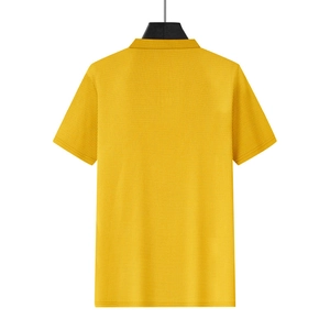 Vista posterior del polo para hombre amarillo brillante con textura de gofre