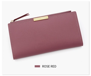 Détail du portefeuille long rouge rose avec plaque en métal Forever Memory