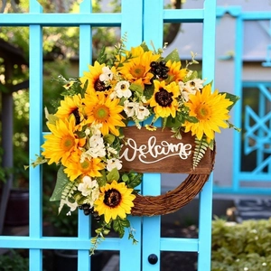 Ghirlanda di girasoli artificiali con scritta Welcome su un cancello blu da giardino