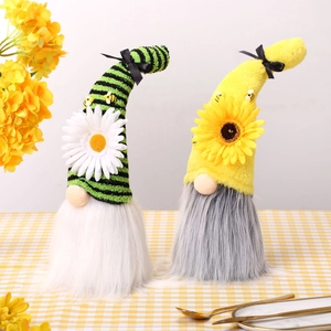 Gnomi della festa delle api con girasole e margherita su una tovaglia gialla festiva