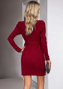 Elegante abito corto bordeaux a maniche lunghe con maniche a sbuffo e cintura coordinata