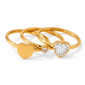 Set di tre eleganti anelli a cuore in acciaio inossidabile dorato con cristalli di zircone