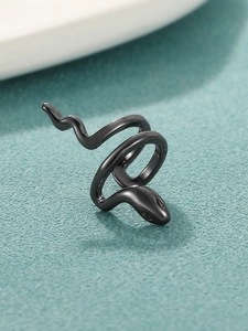 Dettaglio macro del polsino dell'orecchio a serpente nero con finitura metallica lucida