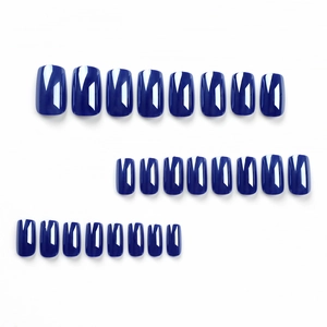 Coffret d'ongles courts carrés bleu marine brillant avec finition miroir en tailles variées