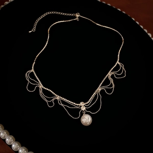 Collier de perles de luxe multicouches avec franges et strass étincelants dorés