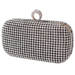 Elegante borsa da sera in strass argento con chiusura ad anello in cristallo su sfondo bianco