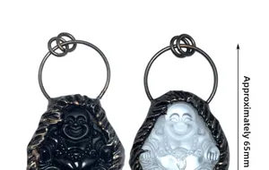 Detailansicht des Kristall-Buddha-Anhängers mit ca. 65 mm Höhe und antikem Metallhaken