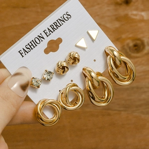 Gros plan sur un lot de 6 paires de boucles d'oreilles dorées géométriques et perles