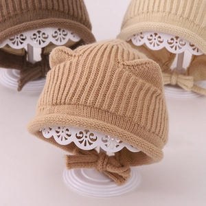 Tre berretti in maglia per neonati con orecchie da gatto nei colori marrone e beige