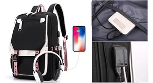 Dettaglio dello zaino con porta di ricarica USB integrata e jack per cuffie