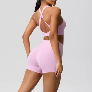 Detail von Cross-Back-Yoga-BH und High-Waist-Shorts in hellem Lila für Damen