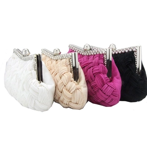 Detail von gewebten Abendtaschen in Weiß, Beige, Rosa und Schwarz mit Strassbesatz