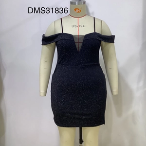 Détail de la robe grande taille bleu foncé à paillettes avec décolleté en mesh et épaules nues