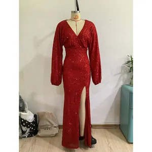 Dettaglio dell'abito da sera rosso con paillettes, scollo a V profondo e spacco alto