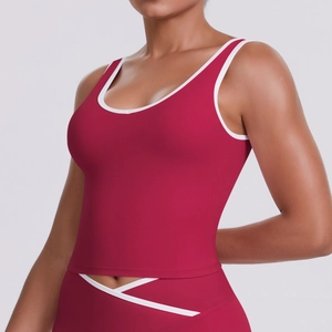 Gros plan détaillé du crop top bordeaux avec liseré contrasté blanc et col en U