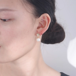 Elegant S925 silver flower earrings with small rhinestones and round pearl pendants