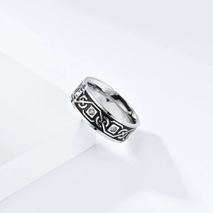 Bague nordique en acier titane avec nœud celtique, émail noir et zircons sur bloc blanc