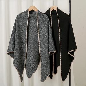 Winter Dreieckstuch in Grau und Schwarz mit dekorativen beige Ziernähten am Rand