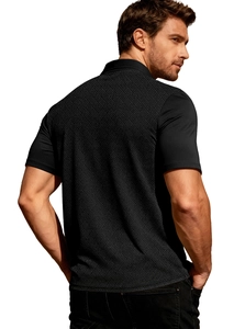 Vue détaillée du tricot noir pour homme montrant la texture jacquard respirante et le col polo
