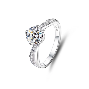 Détail macro d'une bague en argent 925 avec anneau torsadé et diamant de taille ronde