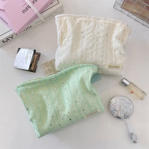 Détail de trousses à maquillage en dentelle et paillettes crème et vert menthe Sozakka