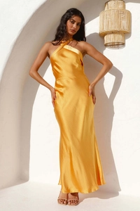 Detail van elegante gouden satijnen jurk met zijdeglans en halternek-afwerking