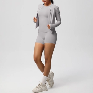 Détails de l'ensemble de yoga gris clair 3 pièces pour femme avec veste, haut et short