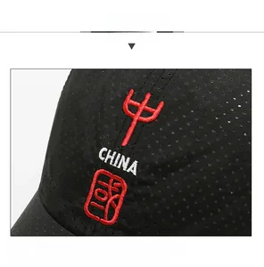 Dettaglio del ricamo tridente rosso e testo China su cappello in mesh traspirante nero