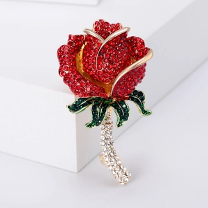 Elegante spilla a rosa rossa con cristalli scintillanti e finitura dorata su base