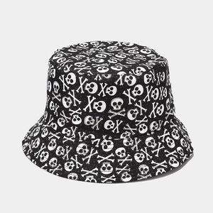 Détail de l'imprimé tête de mort sur le chapeau bob réversible en coton noir