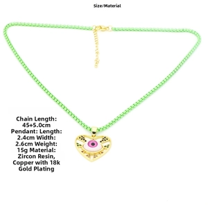 Dettaglio del ciondolo a cuore malocchio con resina rosa e collana a catena verde