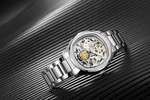Vue macro d'une montre squelette automatique pour homme avec bracelet en acier argenté