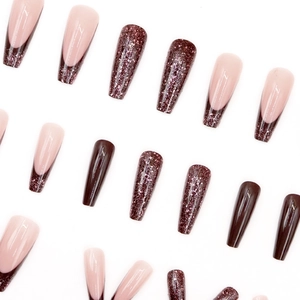 Uñas postizas de bailarina con purpurina marrón estilo francés y base nude mujer
