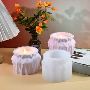 Vista macro dello stampo in silicone geometrico e dei barattoli di candele fatti a mano
