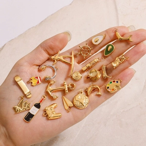 Diverse goldene Edelstahl-Anhänger wie Weinflaschen und Anker für DIY-Halsketten