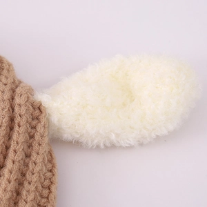Détail de la texture en maille et de l'oreille de lapin en peluche sur le bonnet d'hiver