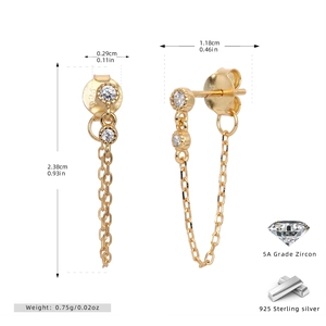 Détail macro de boucle d'oreille pompon en argent S925 doré avec zircon 5A et taille