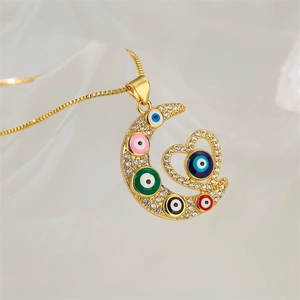 Vue macro du collier lune dorée et cœur avec des perles colorées contre le mauvais œil
